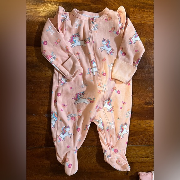 Bundle of 5 baby girl sleepers, footies, size 0-3 months, pink, green - Picture 4 of 9